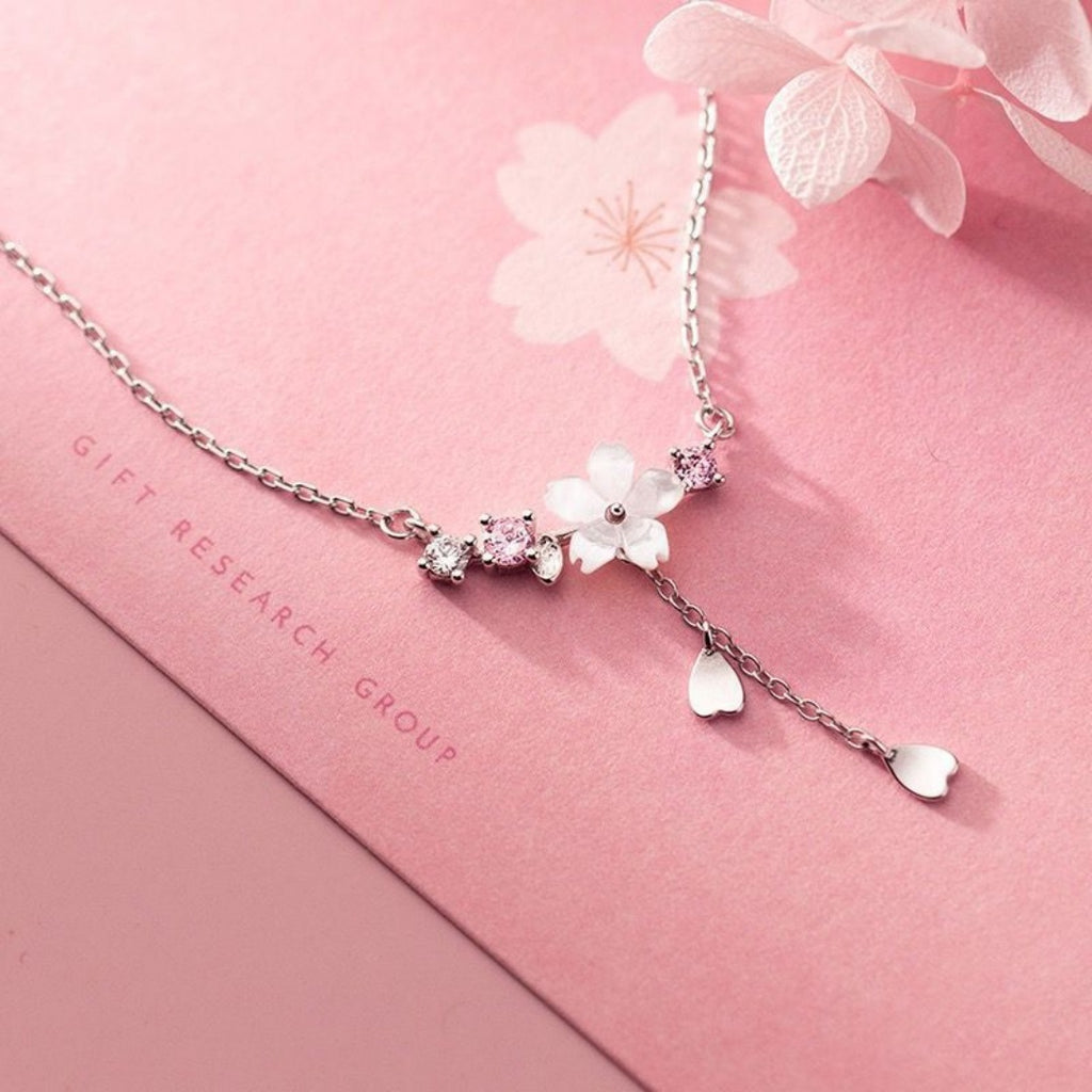Elegant Seashell Flower Necklace With Heart-shaped Flowers