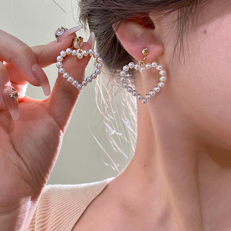 Fashionable And Personalized Earrings Without Ear Holes, Retro Round Face, High-end Feeling, Imitation Pearl Heart Earrings