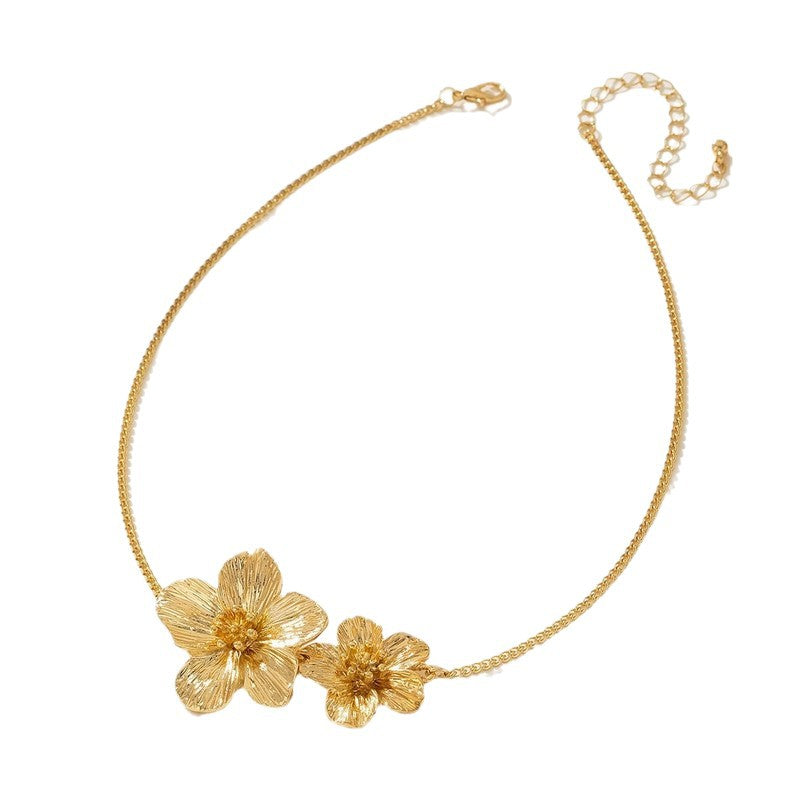 Fashionable And Elegant Metal Pleated Flower Pendant Clavicle Necklace