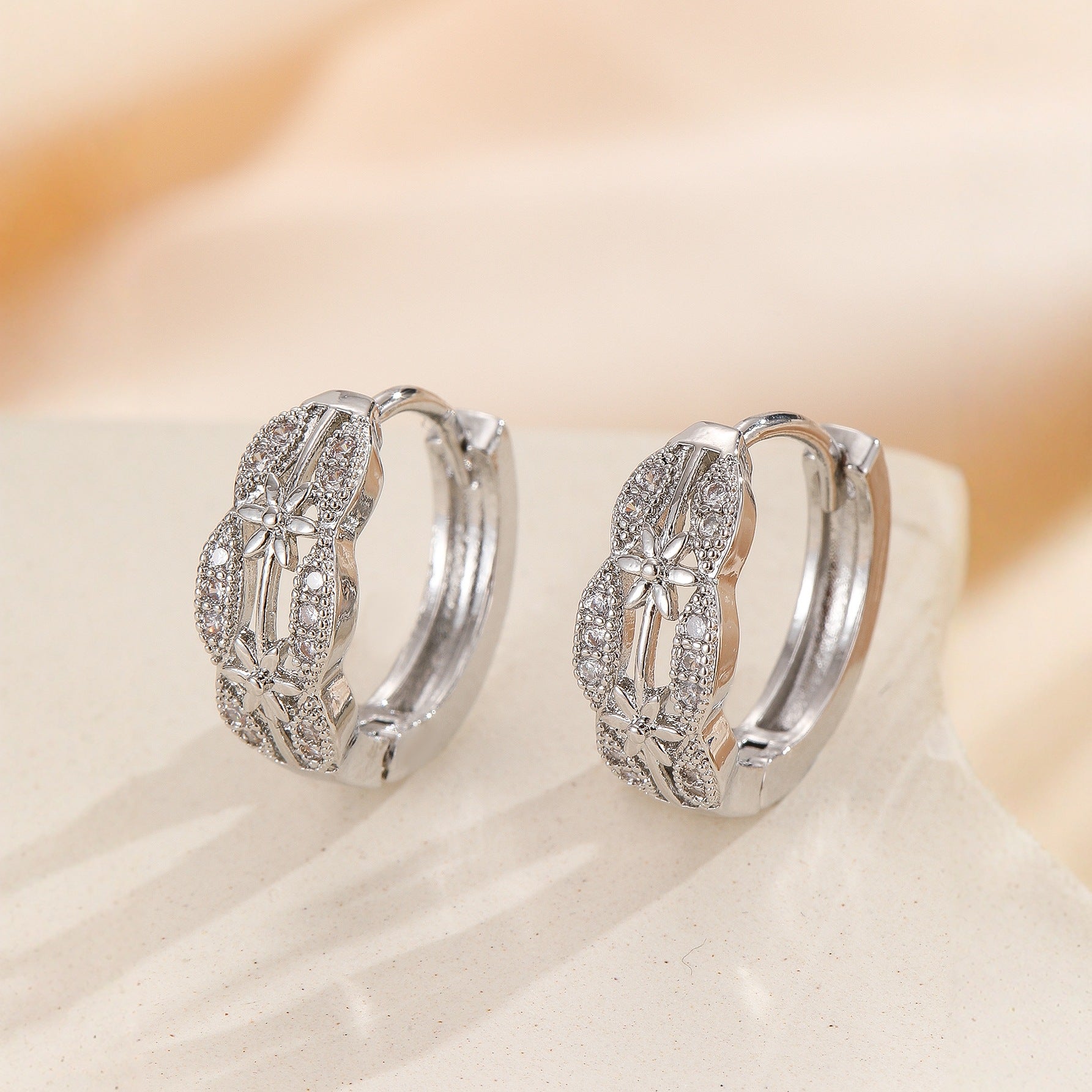 Fashionable And Luxurious Hollow Out Earrings For Women