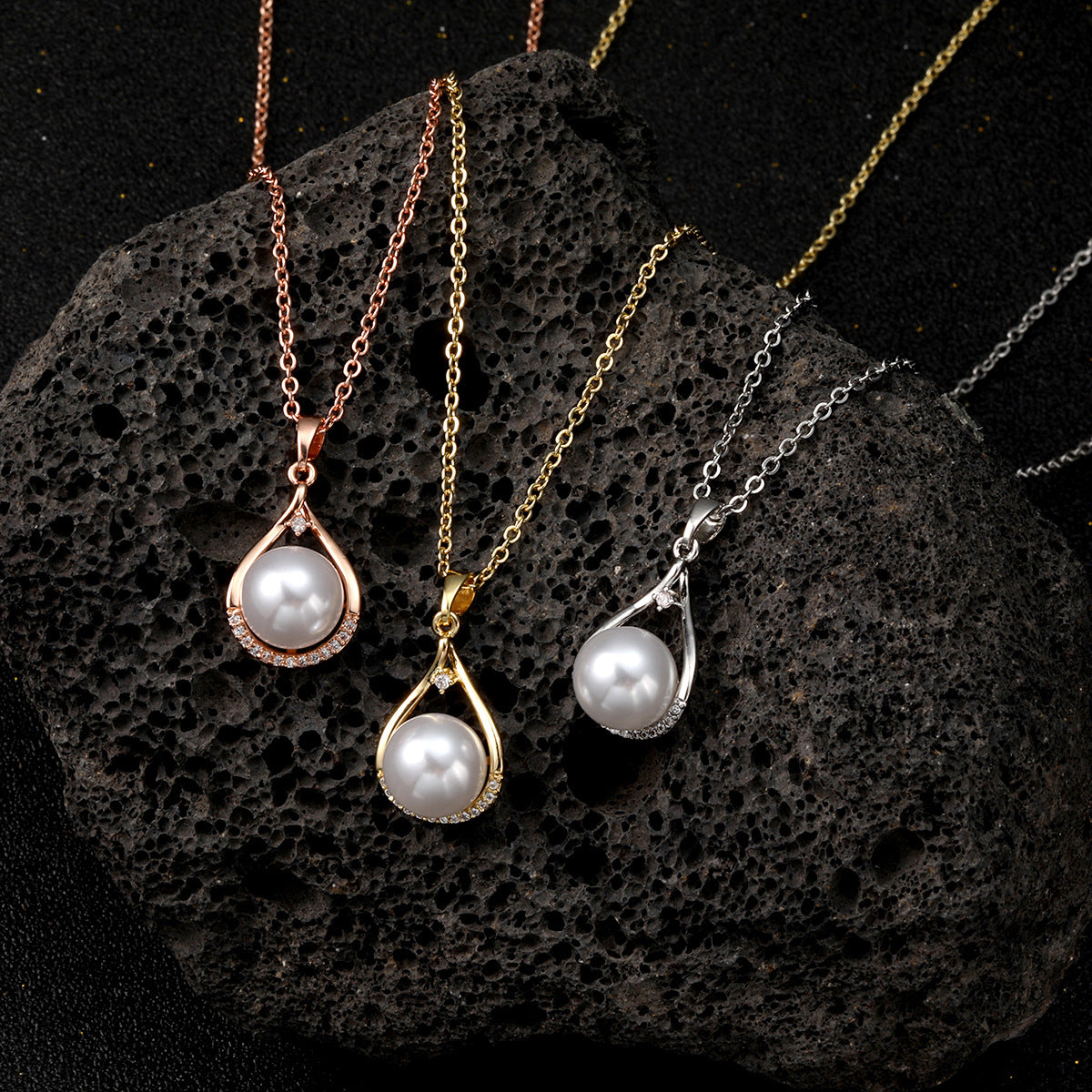 Elegant And Versatile Necklace Featuring Imitation Natural Freshwater Pearls