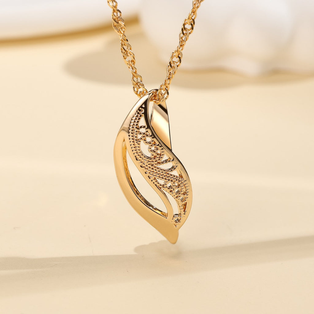 Women's Glossy Hollow-out Patterned Necklace
