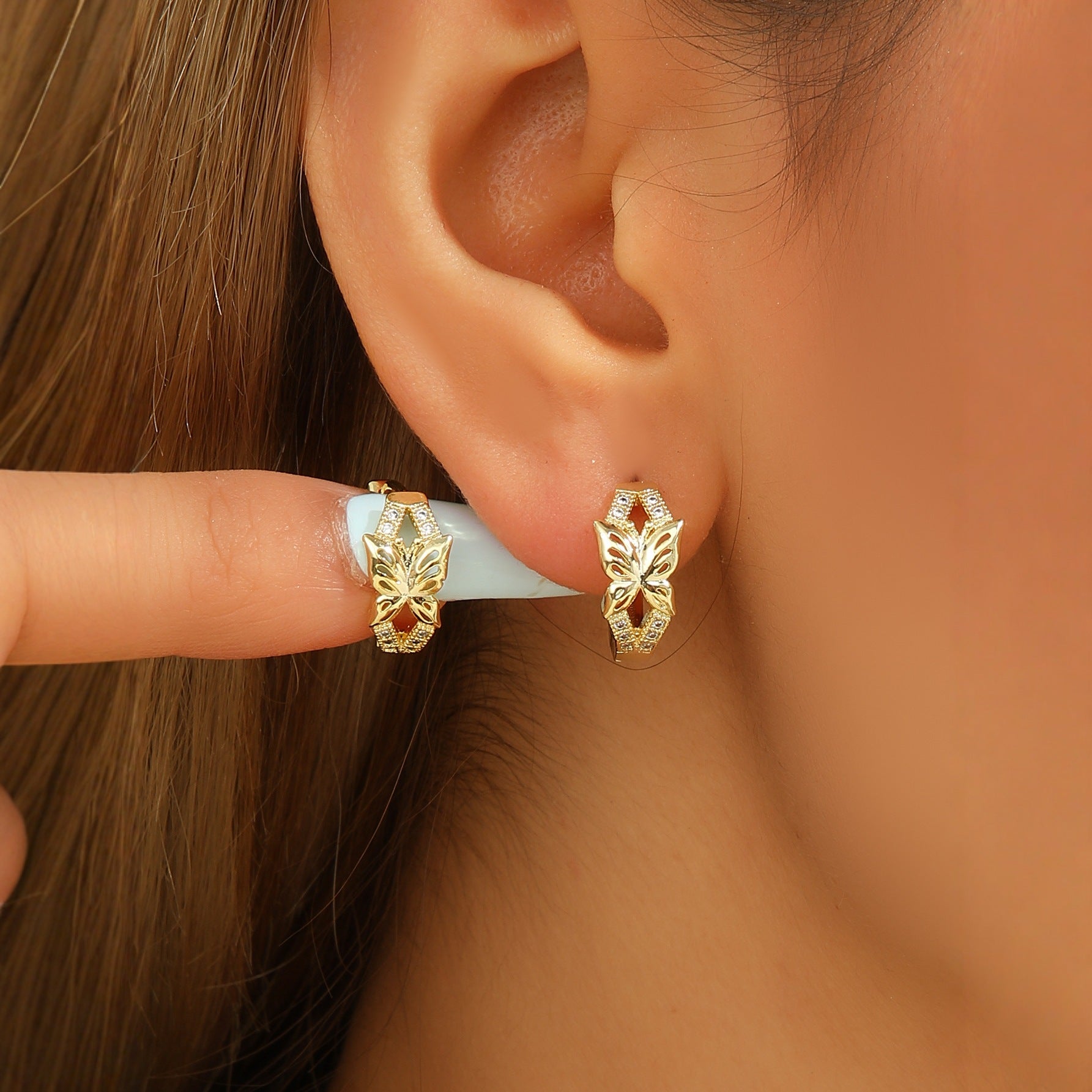 Fashionable And Minimalist Zircon Hollow Butterfly Ear Buckle