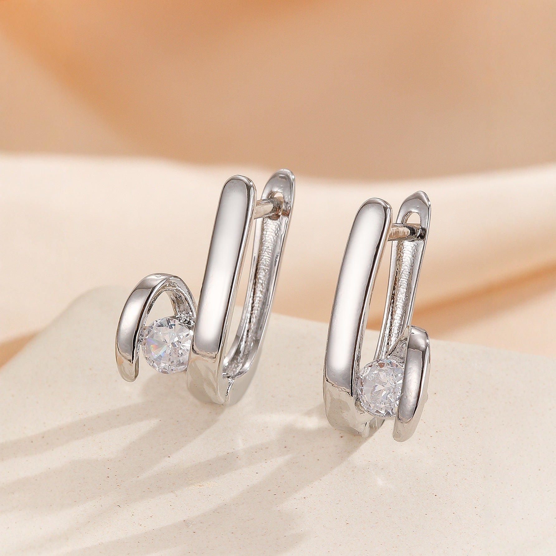 Fashionable And Minimalist Circular Zircon Personalized Geometric Ear Buckle