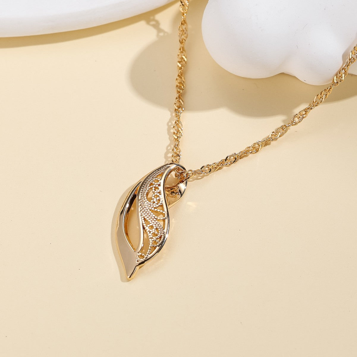 Women's Glossy Hollow-out Patterned Necklace