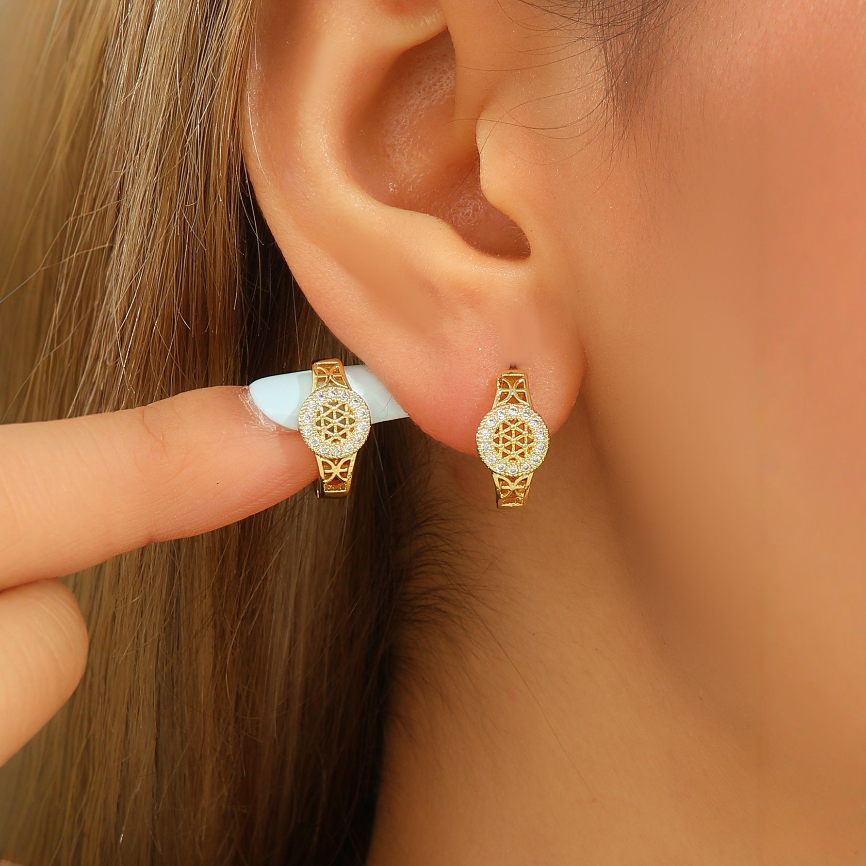 Fashionable And Minimalist Zircon Hollow Diamond Patterned Ear Buckle