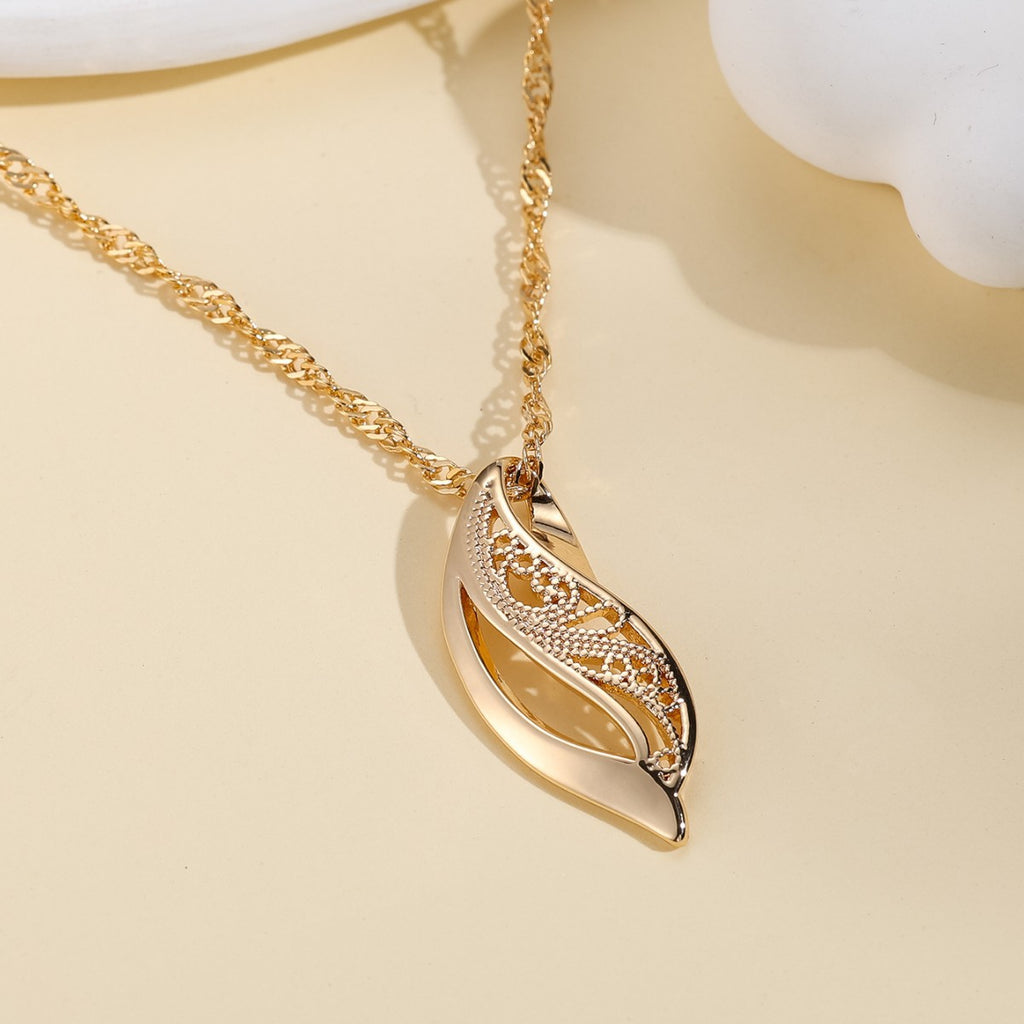 Women's Glossy Hollow-out Patterned Necklace