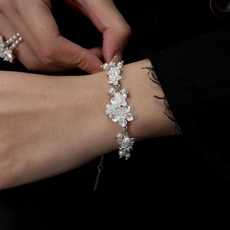 Wearing A Cherry Blossom Bracelet To See Cherry Blossoms Is A Promise With Spring