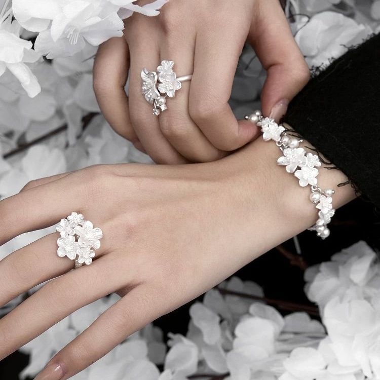 Wearing A Cherry Blossom Bracelet To See Cherry Blossoms Is A Promise With Spring