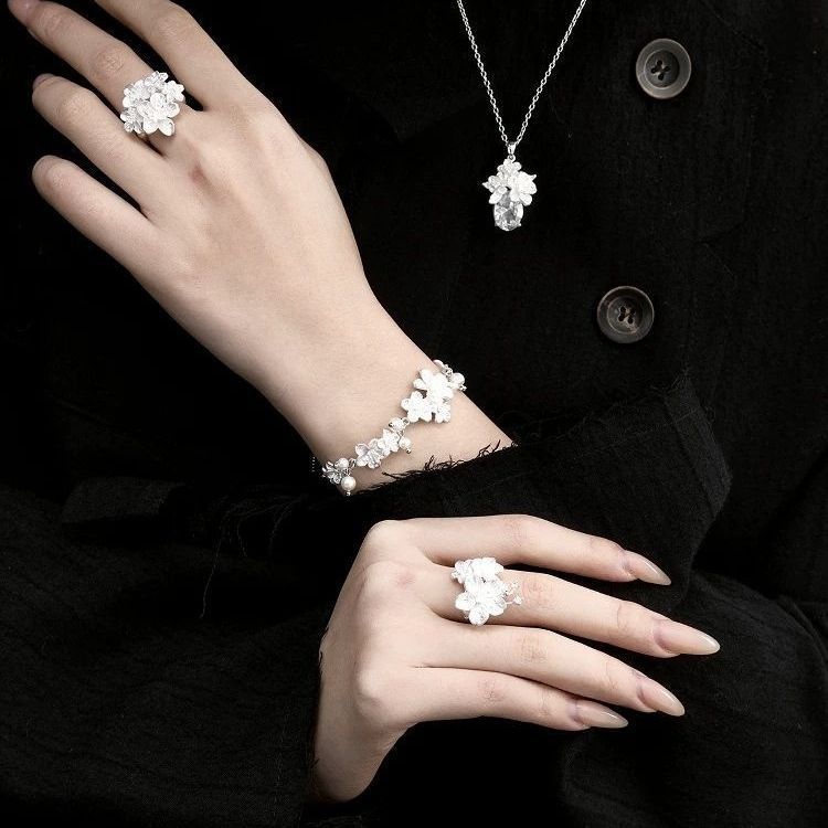 Wearing A Cherry Blossom Bracelet To See Cherry Blossoms Is A Promise With Spring